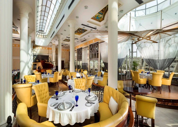 IN 5* HOTEL - 3900 SQFT - RUNNING ALCOHOLIC RESTAURANT IN DEIRA-DUBAI FOR SALE